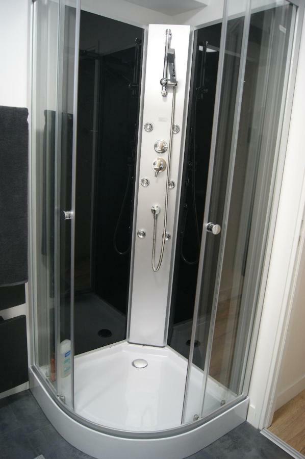 Le 1777 Apartment Dinan Luaran gambar